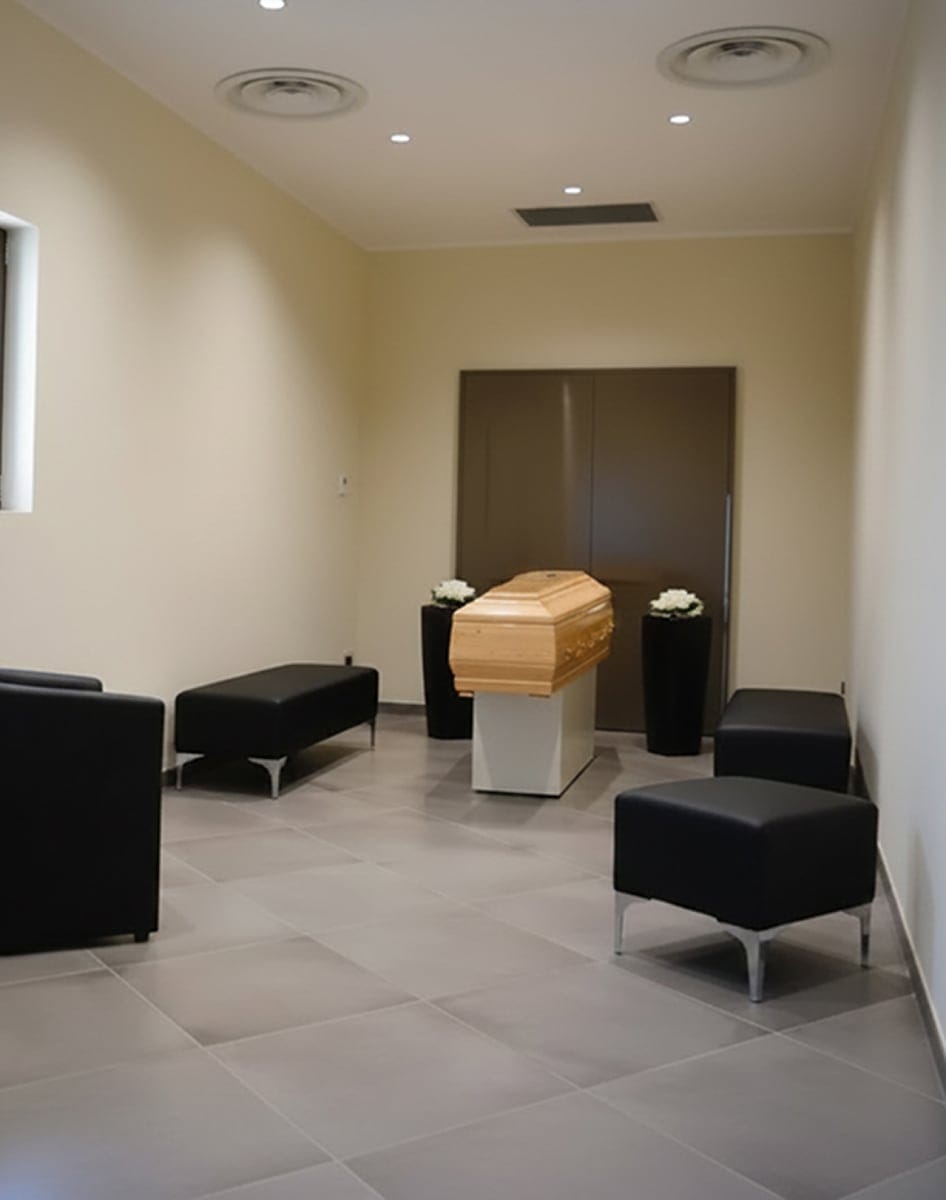 Interno della casa funeraria dove si vede una bara chiusa